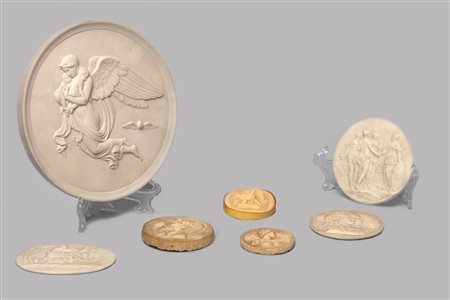Lotto di sette placche in bisquit, calcare e gesso, di cui una da Bertel Thorvaldsen