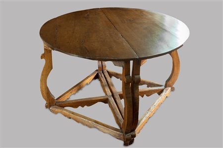 Tavolo rotondo composto da due console a mezza luna, secolo XVII