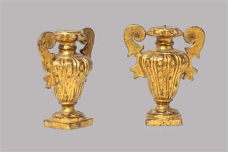 Coppia di vasi porta palme in legno intagliato e dorato