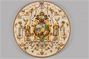 Piatto da parata in ceramica policroma con decorazioni a grottesche, secolo XX