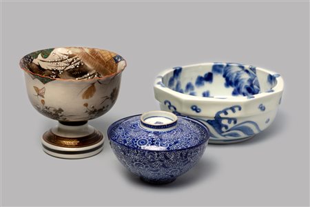 Lotto di tre ciotole in porcellana, Giappone secoli XIX-XX 