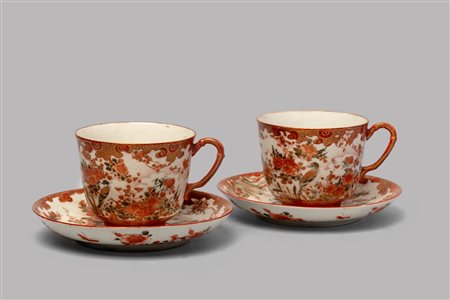 Coppia di tazze da tè con piattino in porcellana policroma Kutani, Giappone secolo XIX
