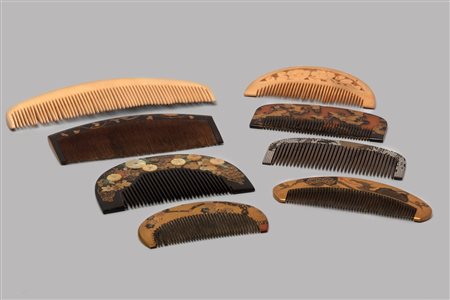 Lotto di 8 pettini in materiali diversi, Giappone periodo Meiji Taisho, secoli XIX - XX