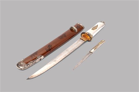 Tanto in argento, lacca marrone e nera, applicazioni in oro, Giappone periodo Edo