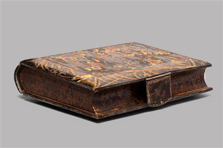 Album portafoto, Giappone, periodo Meiji, con decori in metallo raffiguranti bambù e farfalle e copertina in cuoio con fiori, farfalle e grilli 