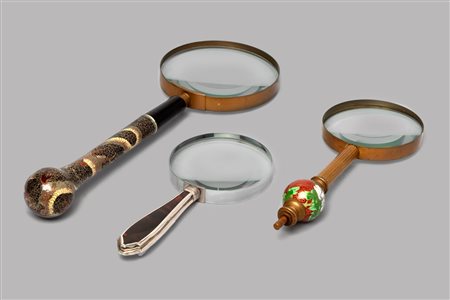Lotto di tre lenti, due con manici cloisonnè ed una con manico in argento e tartaruga