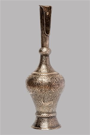Vaso in argento sbalzato e cesellato con motivi vegetali e animali, Persia secolo  XIX 