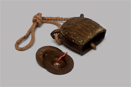 Lotto di due antichi strumenti musicali in bronzo: una campana e una coppia di cimbali