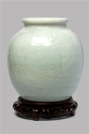 Vaso in porcellana color Celadon chiaro con drago e nuvole, Cina Dinastia Qing, fine secolo XIX - inizi secolo XX