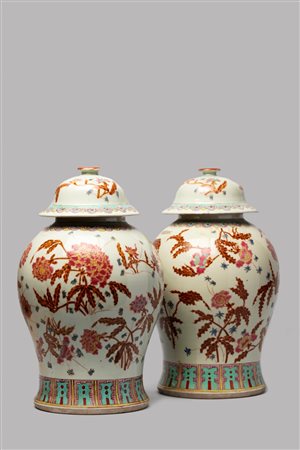 Coppia di vasi in porcellana policroma con coperchio, Cina secolo XX