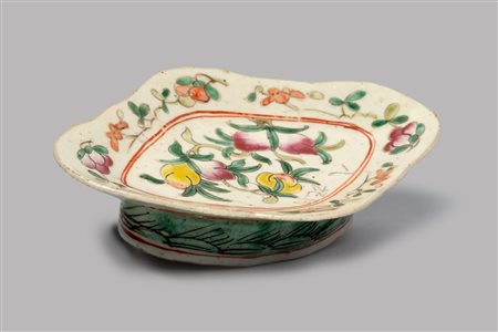 Lotto composto da alzatina in porcellana policroma e vaso in porcellana bianca e blu montato a lume, Cina secoli XIX - XX