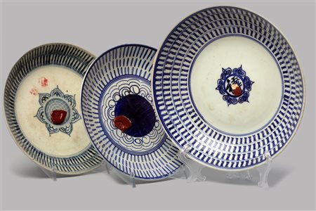 Tre piatti in porcellana bianchi e blu, Cina secoli XIX-XX 