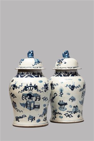 Coppia di vasi in porcellana bianca e blu con cani di Pho sul  coperchio, Cina secolo XX