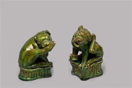 Due antichi cani di Pho in ceramica invetriata marmorizzata verde, Cina