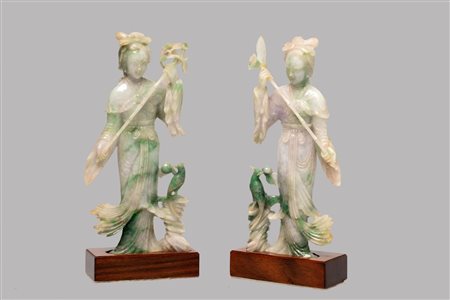 Coppia di statuette in giadeite, raffiguranti figure femminili con tralcio fiorito, Cina secolo XX
