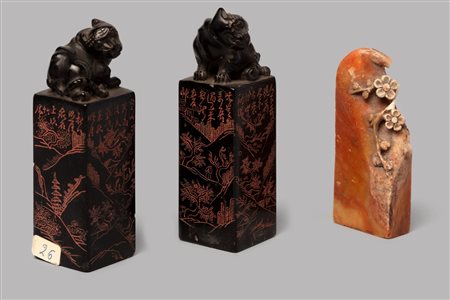 Lotto di tre sigilli, di cui una coppia, in pietra saponaria, Cina dinastia Qing