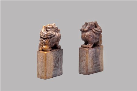 Coppia di sigilli in pietra saponaria, sormontati da cani di Pho, Cina dinastia Qing