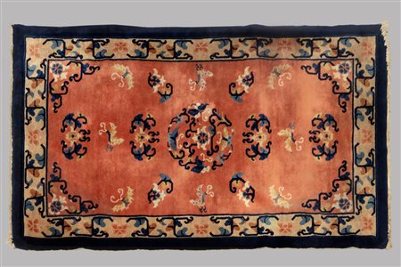 Tappeto a motivi floreali bianchi e blu su fondo rosa, Cina secolo XX 