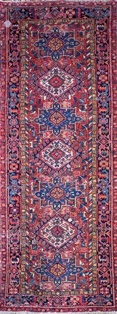 Corsia persiana Shiraz fondo rosso con sei medaglioni geometrici in bianco e...
