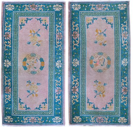 Coppia di tappeti cinesi fondo rosa con ampia cornice verde giada a motivi...