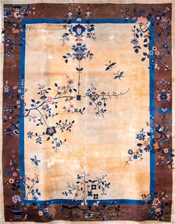 Tappeto cinese Pechino fondo beige con disegno asimmetrico sovrapposto sulla...