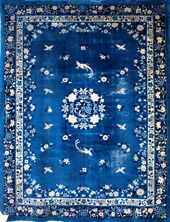 Tappeto cinese fondo blu-azzurro con medaglione centrale e uccelli sparsi...