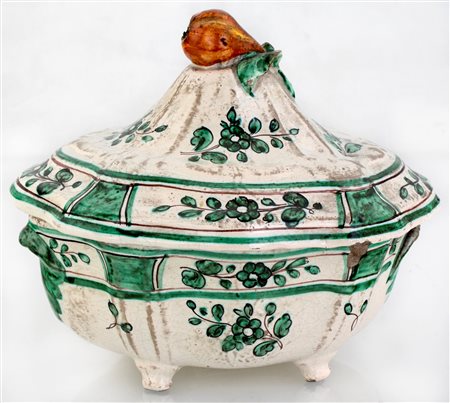 Piccola zuppiera in maiolica, Cerreto Sannita, XVIII secolo decorata in...