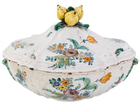 Zuppiera in maiolica, Cerreto Sannita, XVIII secolo decorata da composizioni...