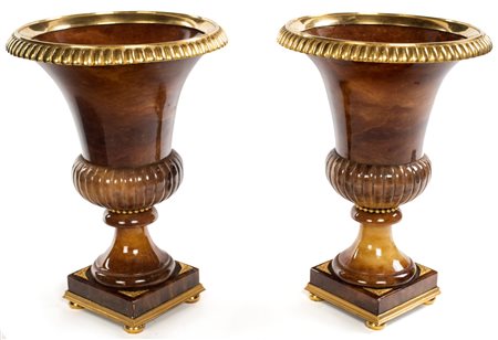Coppia di vasi a cratere in alabastro e bronzo dorato, XIX secolo con orlo e...