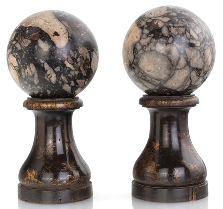 Coppia di sfere in breccia africana, XVIII secolo su piedistalli in legno...