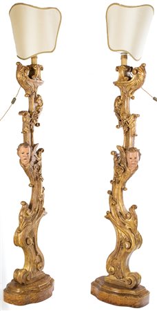 Coppia di torciere in legno intagliato e dorato, XVIII/XIX secolo con lunghi...