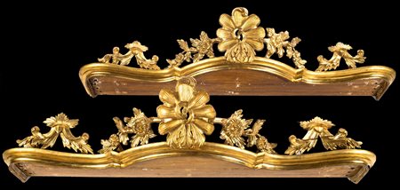 Coppia di mantovane in legno intagliato e dorato, XIX secolo con cornice...