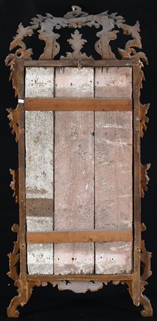 Specchiera in legno dorato, XVIII secolo con cornice intagliata sormontata da...