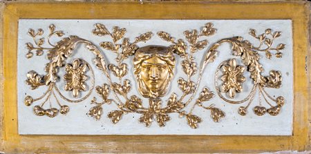 Pannello in legno intagliato, laccato e dorato, inizio del XIX secolo...