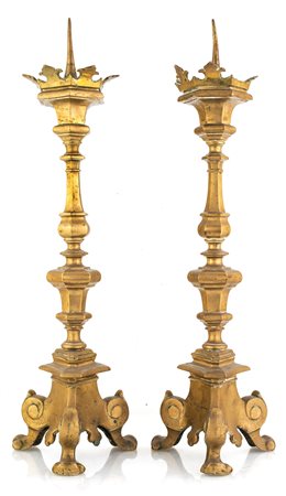 Coppia di torciere in bronzo dorato, XVII secolo con fusto tornito su base...