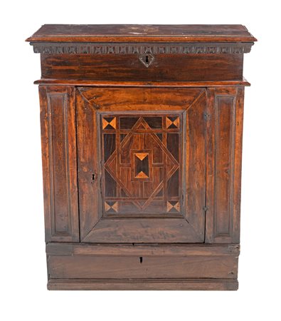 Piccola credenzina in noce, XVII secolo con piano sottolineato da unghiatura...