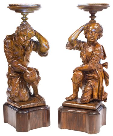 Due guéridon portavaso in legno, Veneto, XVIII secolo scolpiti come figure...