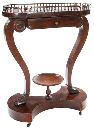 Guéridon in mogano con piano sagomato, XIX secolo racchiuso da ringhierina...