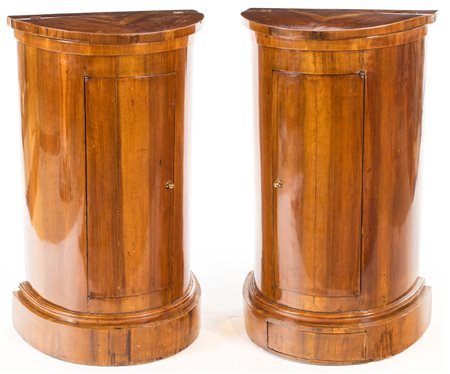 Coppia di comodini a mezza luna, prima metà del XIX secolo con piano apribile...