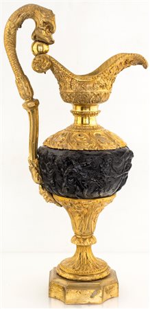 Brocca in bronzo brunito e dorato, XIX secolo decorata in bassorilievo a...