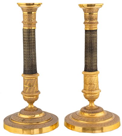 Coppia di candelieri in bronzo brunito e dorato, XIX secolo , altezza cm 27