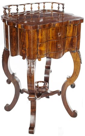 Tavolino da lavoro in palissandro di forma sagomata, metà del XIX secolo F2,...