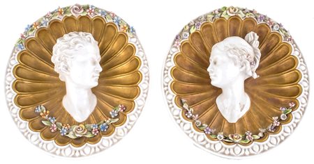 Coppia di medaglioni in maiolica, Bassano, metà del XX secolo F2, , cm 25x22x7
