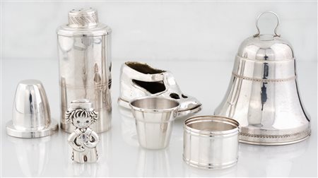 Lotto composto da quattro accessori da bambino e due bomboniere in argento