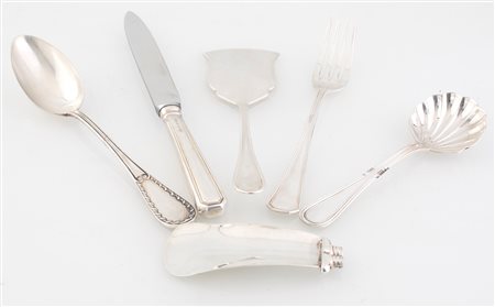 Lotto composto da cinque posate diverse in argento e un accessorio