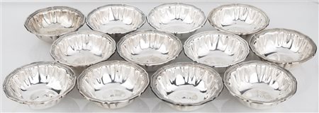 Dodici coppette in argento