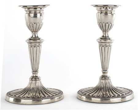 Coppia di piccoli candelieri da tavolo in argento, Inghilterra