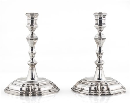 Coppia di candelieri da tavola in argento, Germania, prima metà del XVIII secolo