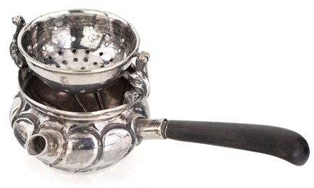 Piccola teiera con colino in argento