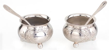Coppia di piccole saliere da tavola in argento